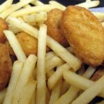 CHIKEN NUGGETS 10 UN COM BATATA FRITAS